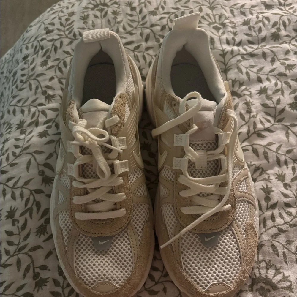 Nike V2K shoes - Picture 3 of 4